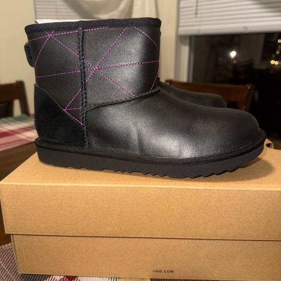 UGG KIDS Classic Mini Pearlized boots Size 6 new/black - Picture 1 of 9